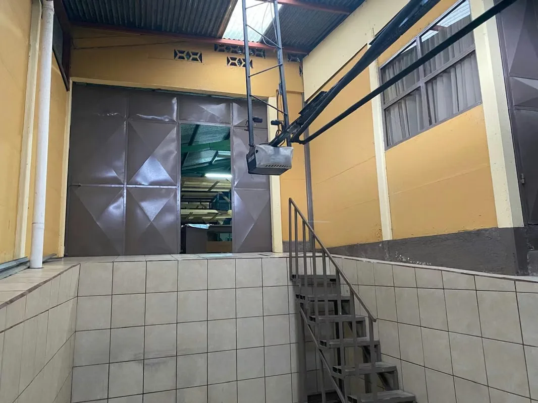 Property for sale with built warehouse, suitable for apartment development, or some commercial activity, photo 3