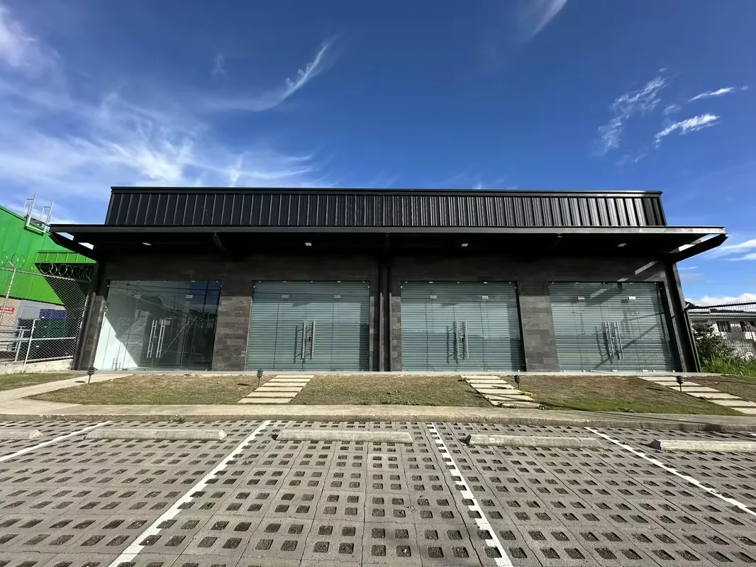 Spacious and bright brand-new commercial spaces ready for occupancy in a truly strategic location.