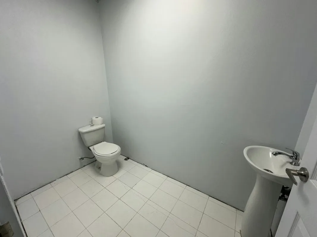 Spacious and bright brand-new commercial spaces ready for occupancy in a truly strategic location., photo 6