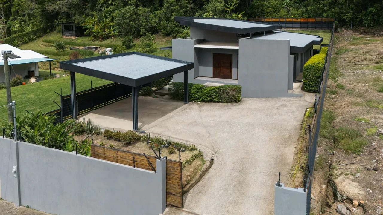 Contemporary home in Residencial Las Margaritas, one of the most exclusive residential areas in Santa María de Dota. Built in 2019, it offers 200 m² of construction on a 641 m² lot, ...