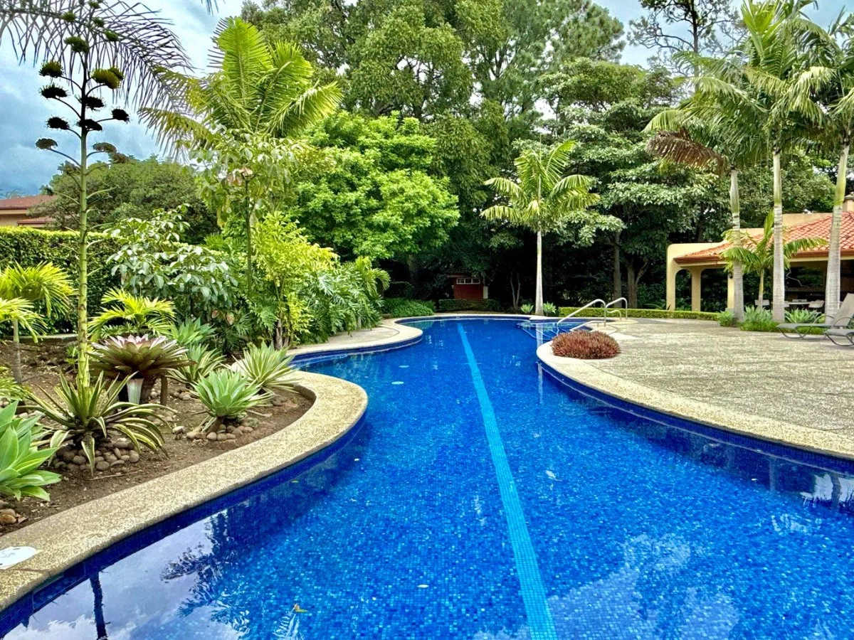 Venta de casa familiar en condominio con piscina en Piedades #26-773 GS - Venta en Santa Ana