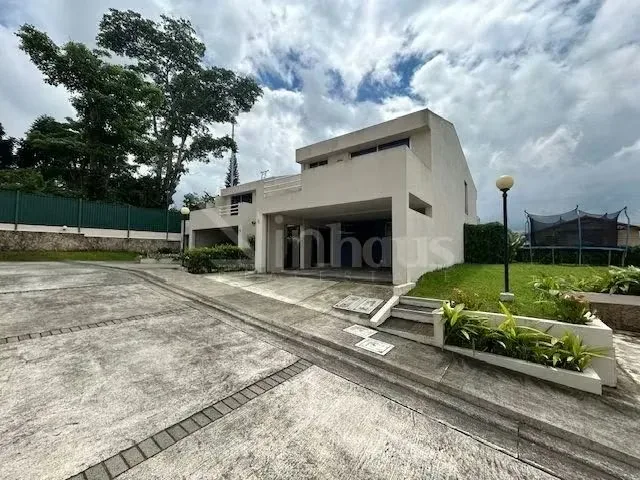 Descubra esta hermosa townhouse en venta, una propiedad excepcional ubicada en una prestigiosa zona de Granadilla, Curridabat, San José. Este hogar de 230 m² de construcción sobre un ...