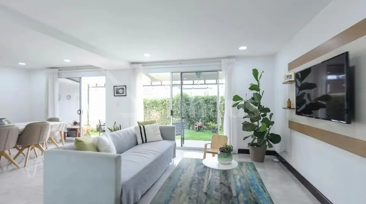 Descubra esta hermosa townhouse en venta, una propiedad excepcional ubicada en una prestigiosa zona de Granadilla, Curridabat, San José. Este hogar de 230 m² de construcción sobre un ..., photo 2