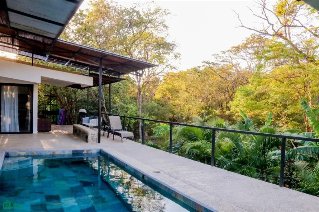 Propiedad Multifamiliar con Piscina y Jardines Tropicales en Huacas, Guanacaste.