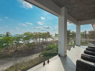 Casa de Lujo Frente al Mar en Playa Hermosa en Venta  Propiedad con Título Frente a Playa