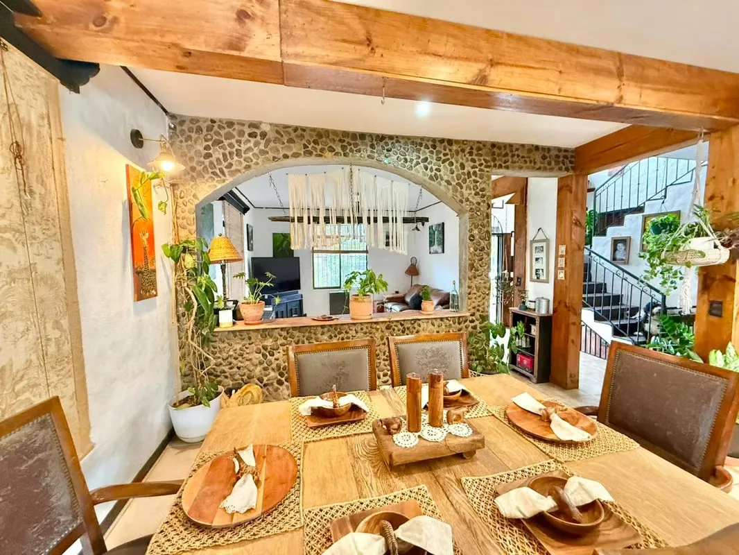 Cuenta con sala, comedor, cocina rústica, sala de TV, terraza, amplios jardines, piscina ...