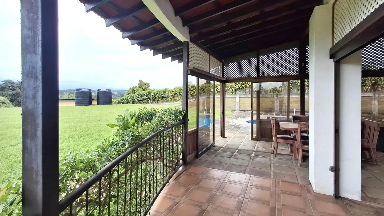 Descubre una oportunidad única de inversión: un lote de 18,372 m² con 3,000 m² en cuatro construcciones listas para aprovechar o transformar. Perfecto para desarrollar residencias ...