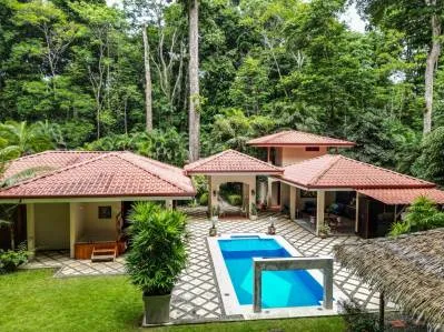 Refugio Costero Titulado en Manzanillo – A 300m de Playa Grande, con Piscina, Sistema Solar