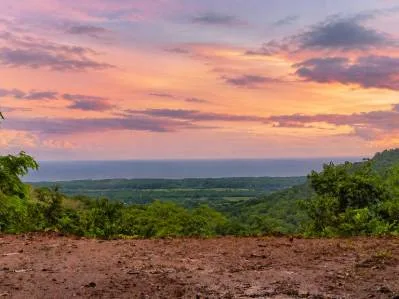 Terreno con vista al océano que limita con una reserva de 649 acres.
