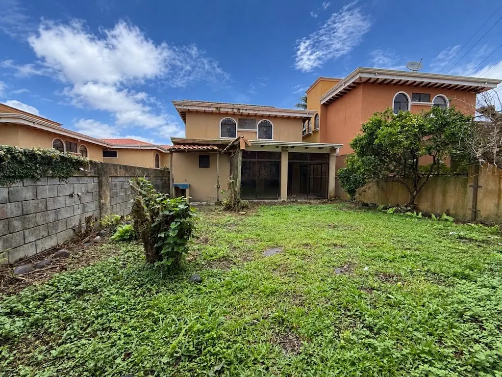 2-storey Bancary Remate Opportunity in beautiful Condominium in the area of Mata de Plátano, Goicoechea, photo 2