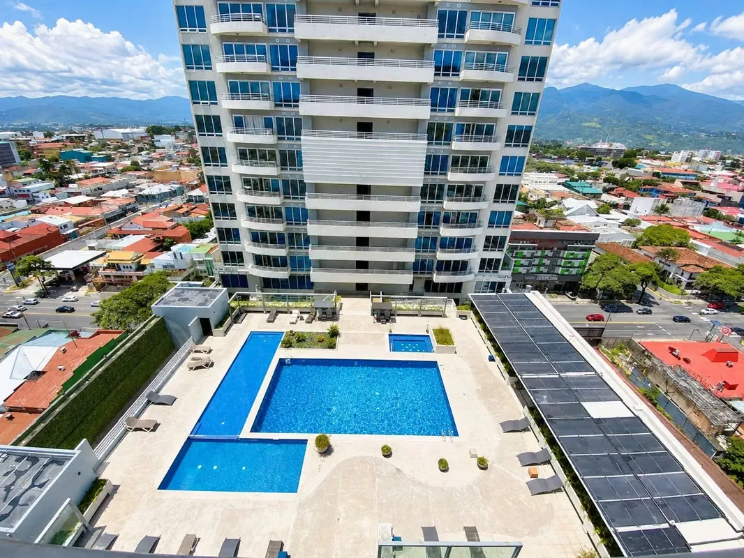 Amplio apartamento con excelente distribución, balcón y hermosa vista.