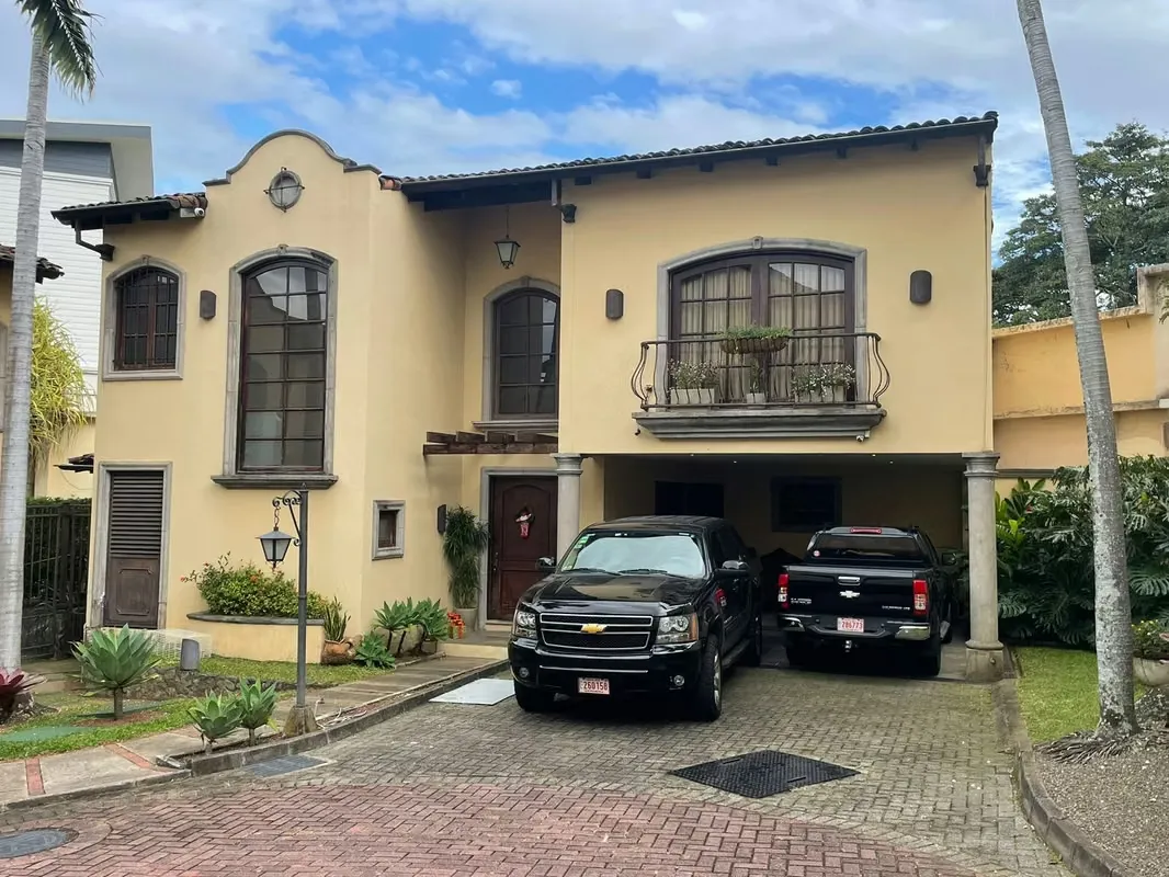 Hermosa y espaciosa residencia ubicada en una de las zonas más exclusivas y cotizadas de Escazú. Esta propiedad ofrece comodidad, privacidad y un diseño ideal para familias que ...