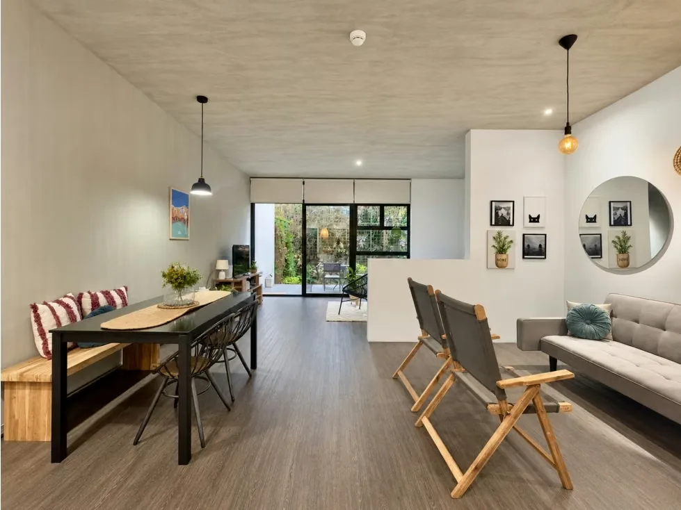 Este encantador apartamento tipo estudio con jardín combina comodidad, funcionalidad y un diseño contemporáneo tropical, pensado para aprovechar al máximo la luz natural, la ...