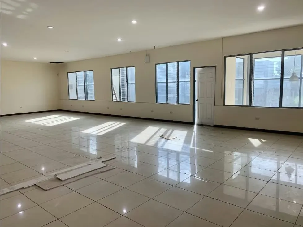 Alquiler de segundo piso de edificio comercial con excelente ubicación y exposición en la zona de Curridabat, en las cercanías de la estación de tren, paradas de buses, bancos, ..., photo 2