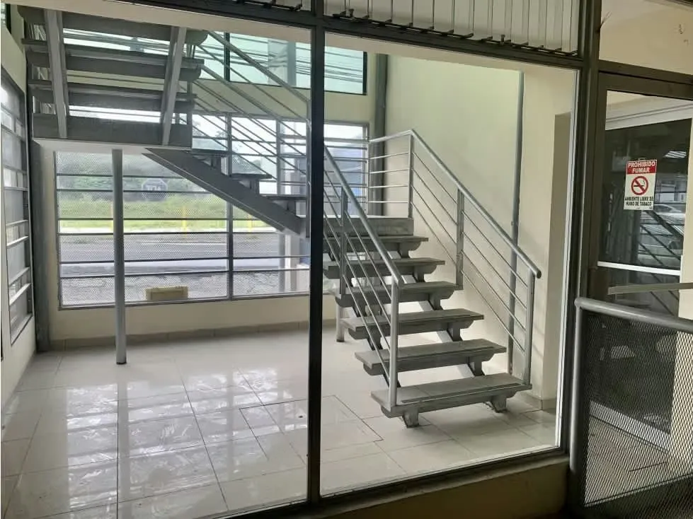 Alquiler de segundo piso de edificio comercial con excelente ubicación y exposición en la zona de Curridabat, en las cercanías de la estación de tren, paradas de buses, bancos, ..., photo 3