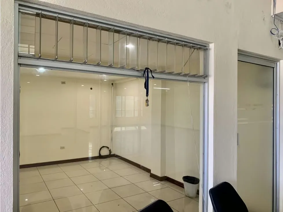 Alquiler de segundo piso de edificio comercial con excelente ubicación y exposición en la zona de Curridabat, en las cercanías de la estación de tren, paradas de buses, bancos, ..., photo 10