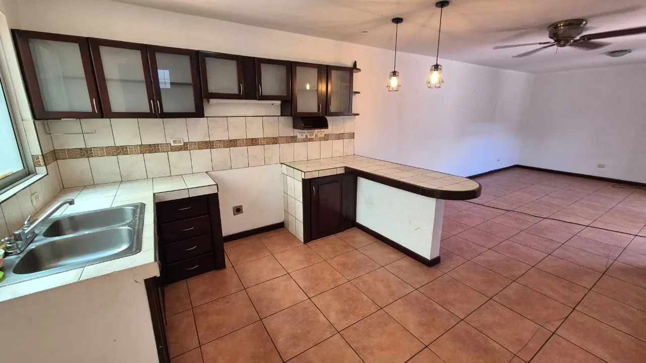 Lindo apartamento ubicado en Guachipelín Norte, en un residencial con seguridad 24/7. Se encuentra en un complejo privado de solo 4 unidades, en el primer piso.