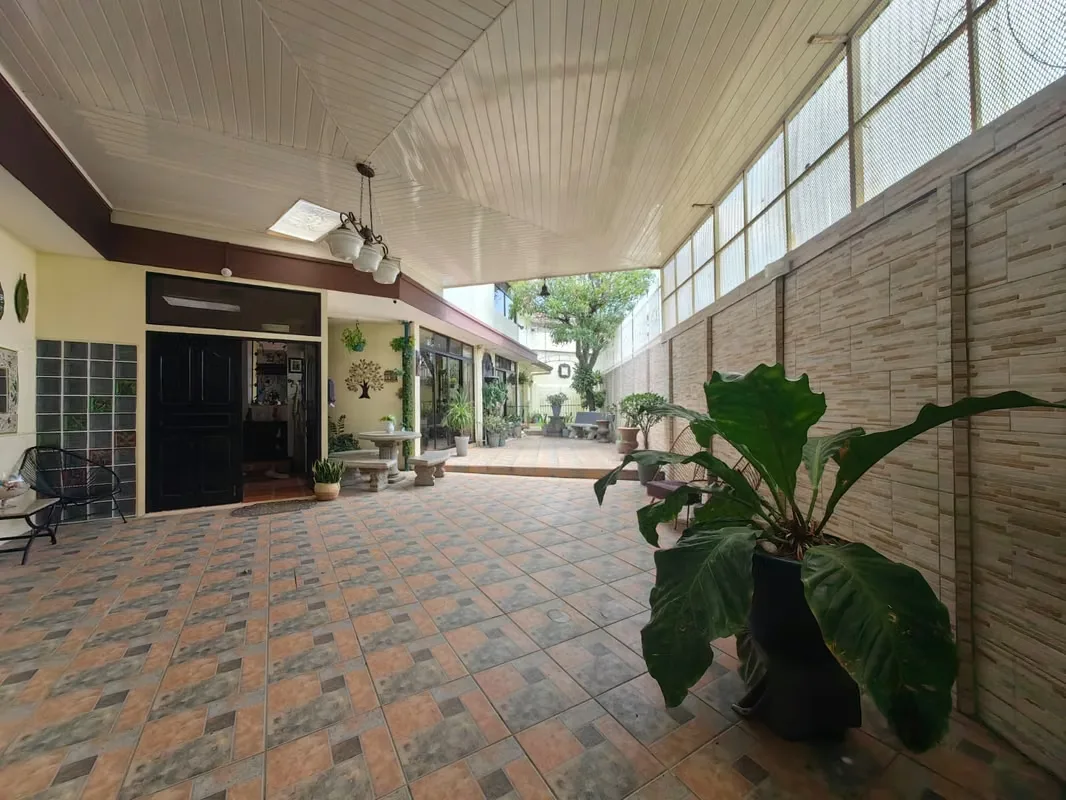 Esta espaciosa y elegante casa independiente, ubicada en San Rafael de Escazú, en el deseado sector de Guachipelín, ofrece un estilo de vida de confort y exclusividad. Con una ...