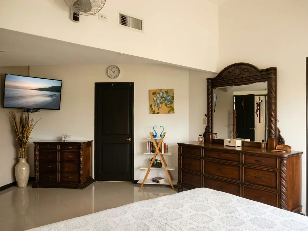 Esta espaciosa y elegante casa independiente, ubicada en San Rafael de Escazú, en el deseado sector de Guachipelín, ofrece un estilo de vida de confort y exclusividad. Con una ..., photo 2