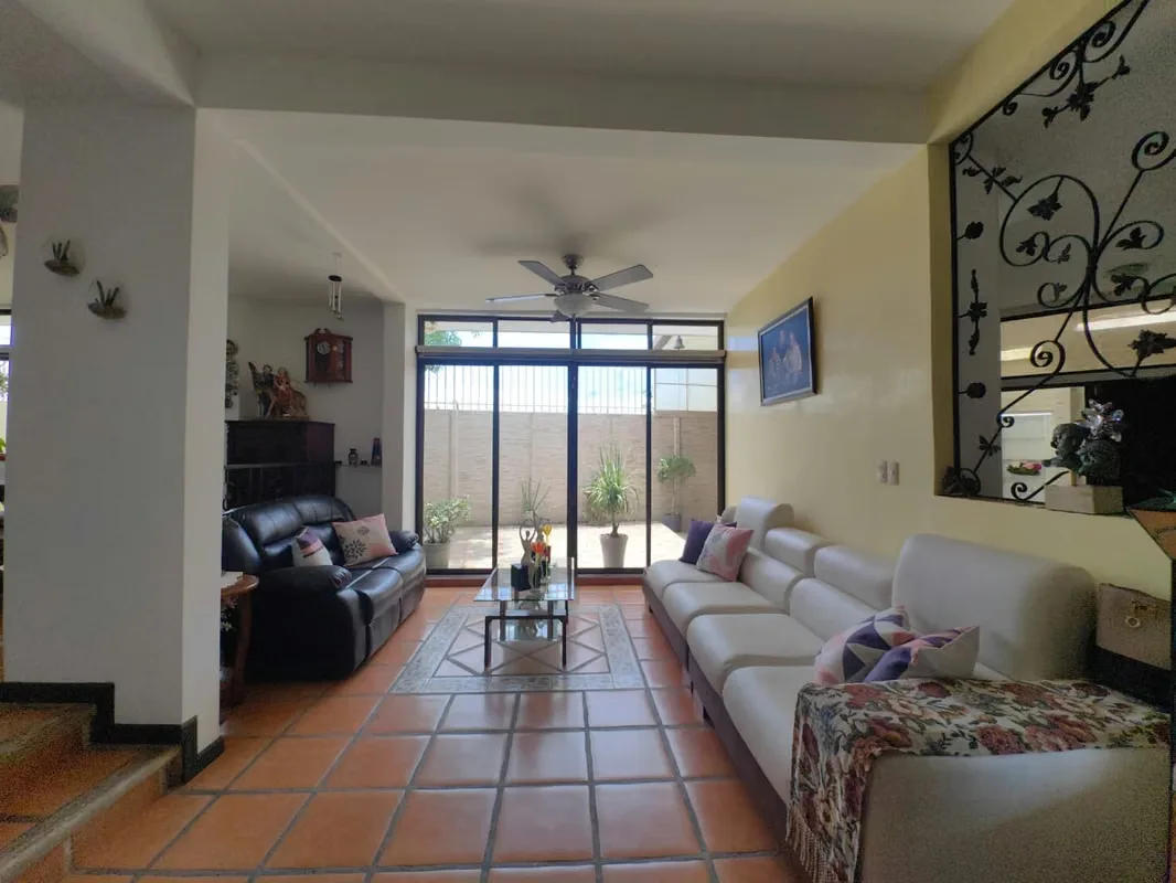 Esta espaciosa y elegante casa independiente, ubicada en San Rafael de Escazú, en el deseado sector de Guachipelín, ofrece un estilo de vida de confort y exclusividad. Con una ..., photo 9