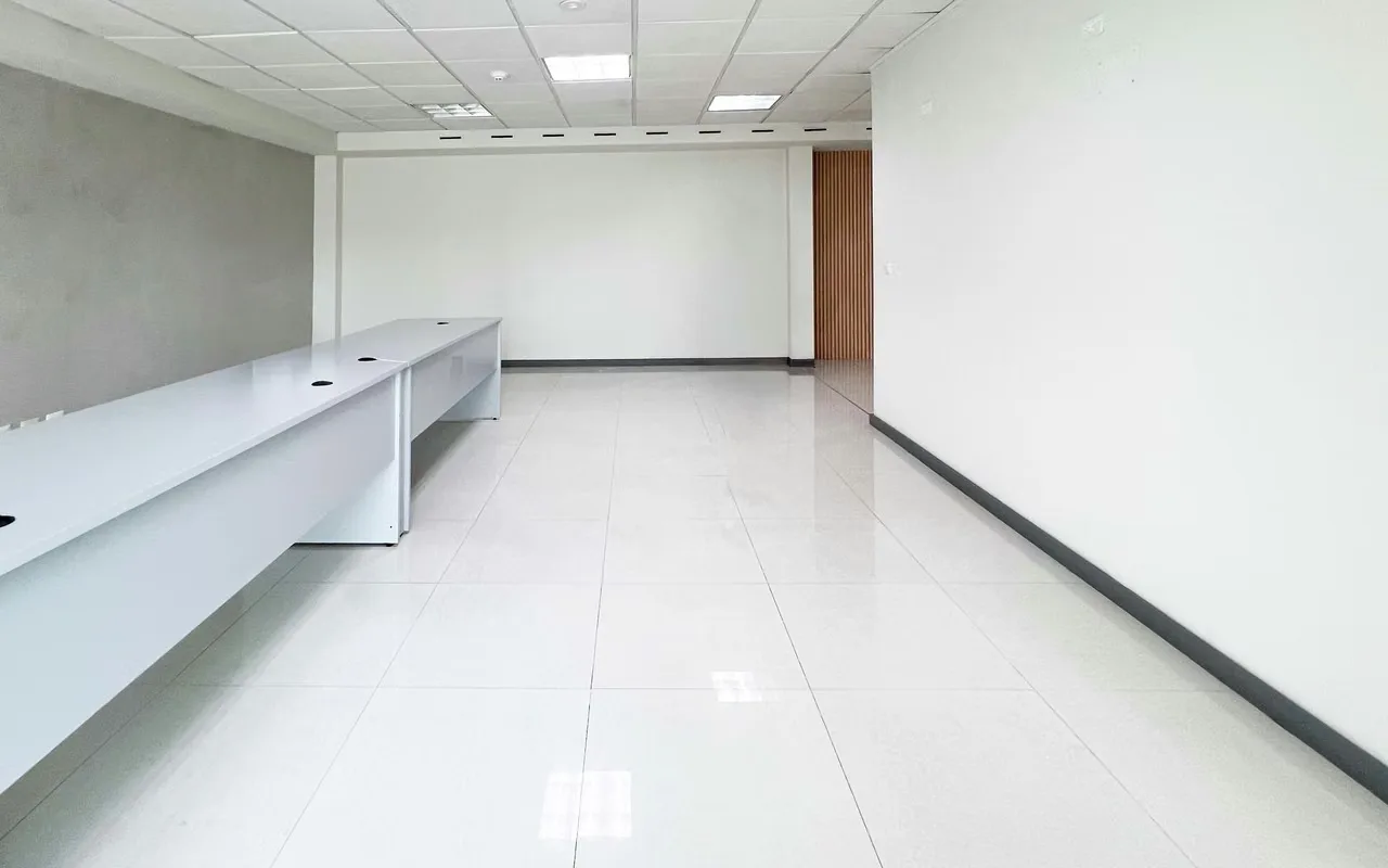 Executive office for rent 101 m² in Santa Ana with access to Route 27