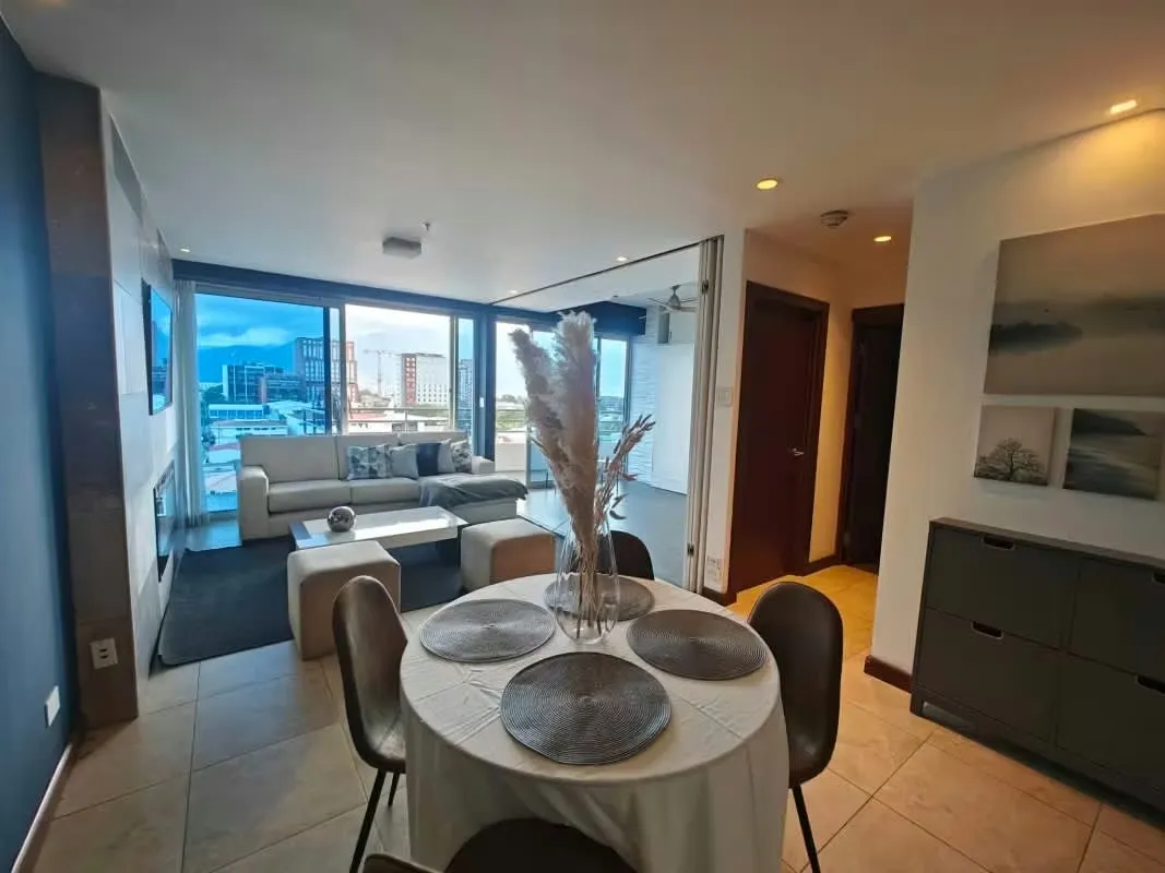 En el piso 12 de Torres Paseo Colón se encuentra este elegante apartamento con espectaculares vistas hacia la ciudad. Cuenta con una recámara y opcional tiene una pared abatible que ...