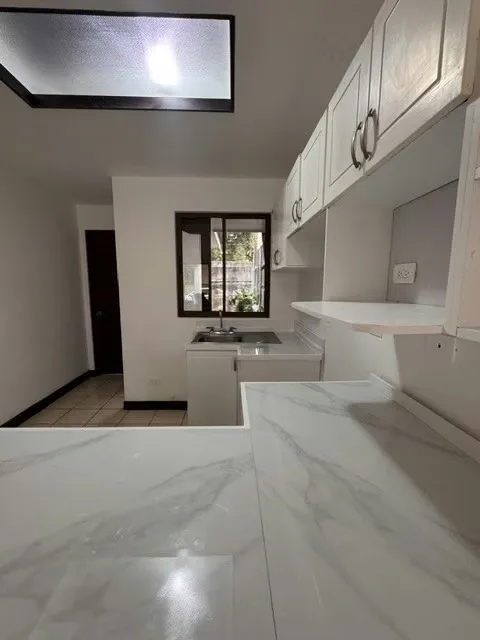 Cuenta con excelente ubicación en la zona de San Antonio de Desamparados, cerca de Escuelas, Colegios, Farmacias, Supermercados. Con varias salidas hacia ...