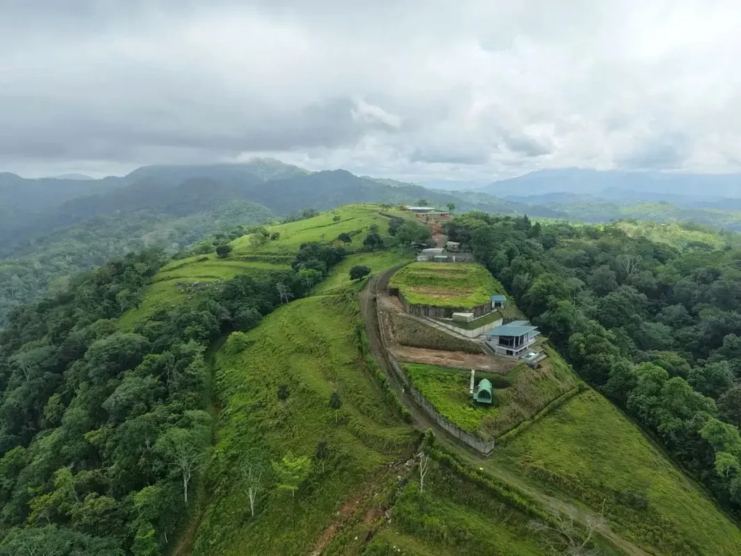 Located 500 meters above sea level in the exclusive Hermosa Hills of Jacó, this stunning 5-bedroom property offers unparalleled luxury and breathtaking mountain views. Built in 2021, ..., photo 5