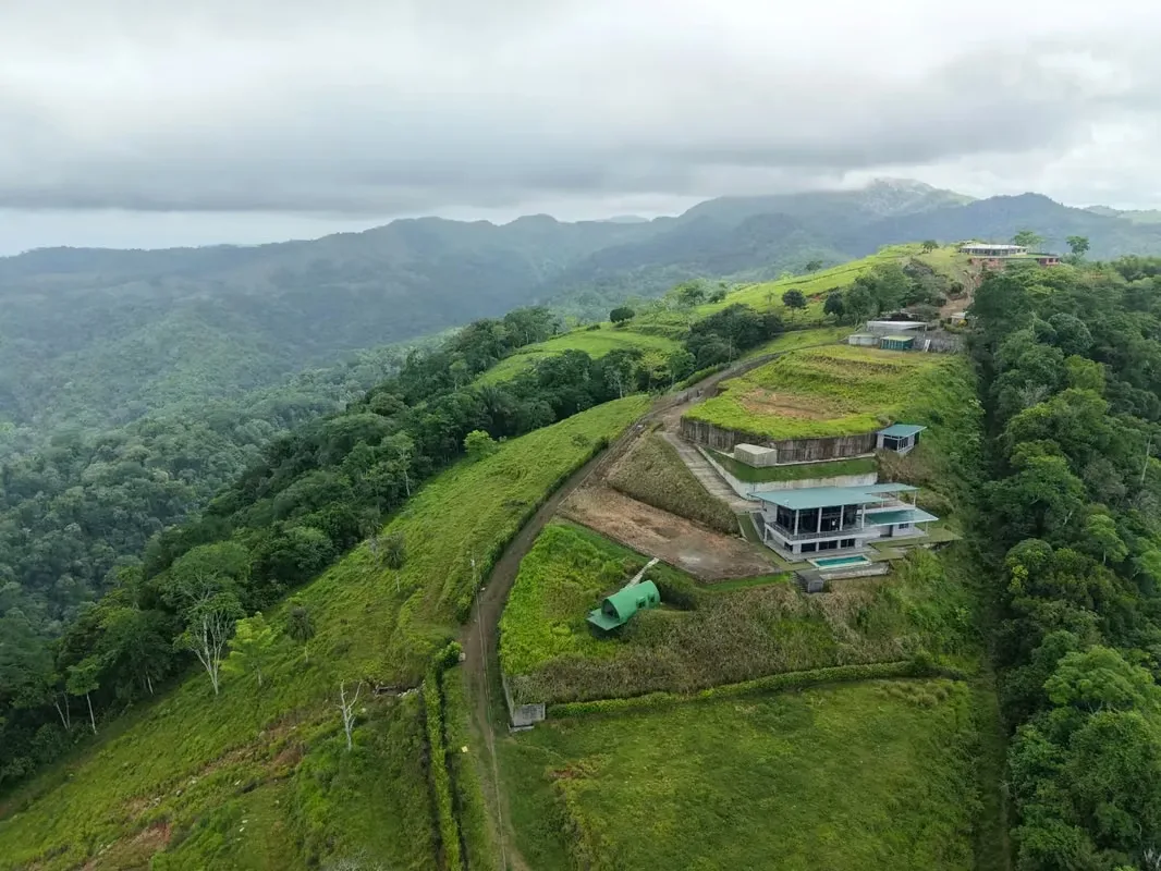 Located 500 meters above sea level in the exclusive Hermosa Hills of Jacó, this stunning 5-bedroom property offers unparalleled luxury and breathtaking mountain views. Built in 2021, ..., photo 6