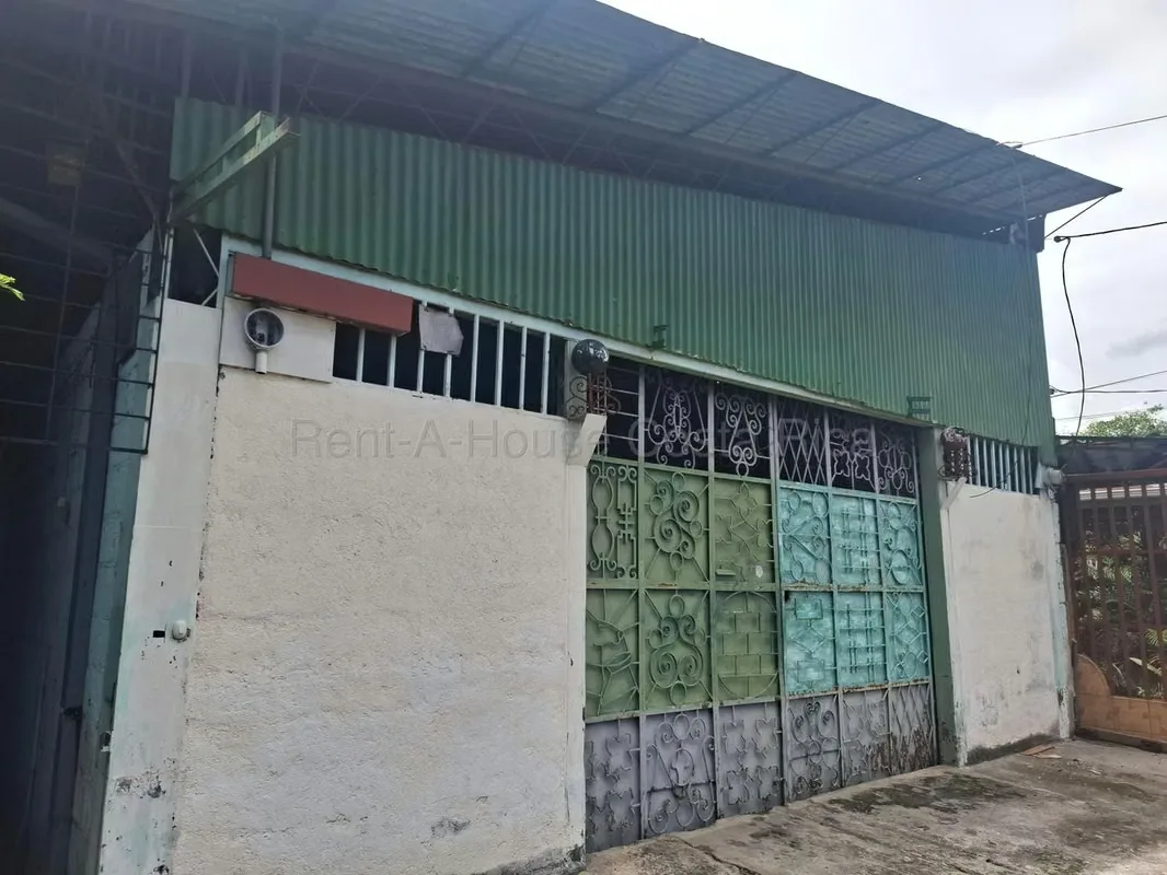 ¡Una propiedad con múltiples posibilidades para vivienda, negocio o inversión! Ubicada en una zona céntrica de Desamparados, sobre calle pública y con uso de suelo mixto, ofrece un ...