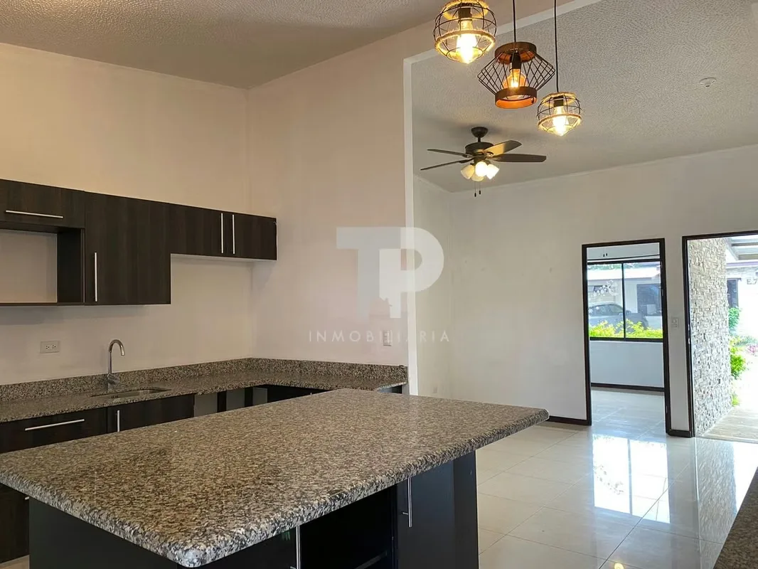 Casa de una planta con excelente ubicación, acabados modernos y espacios funcionales!