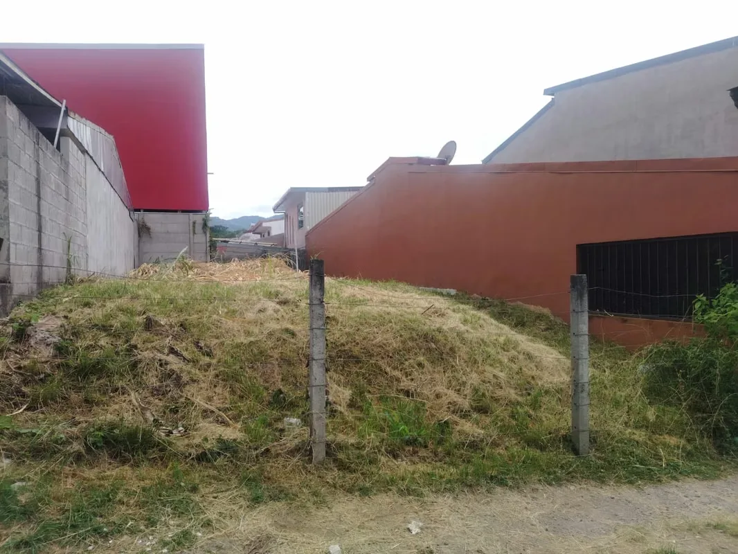 En venta lote plano, en residencial con entrada privada. Este terreno cuenta con un frente a calle de 7metros, el tiene una topografía plana, cuenta con un fondo de casi los 20 metros, ...