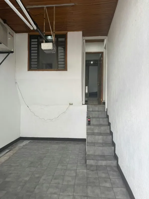 Excelente ubicación: A solo 300 metros de Incom Plaza, en una zona céntrica, tranquila y segura.