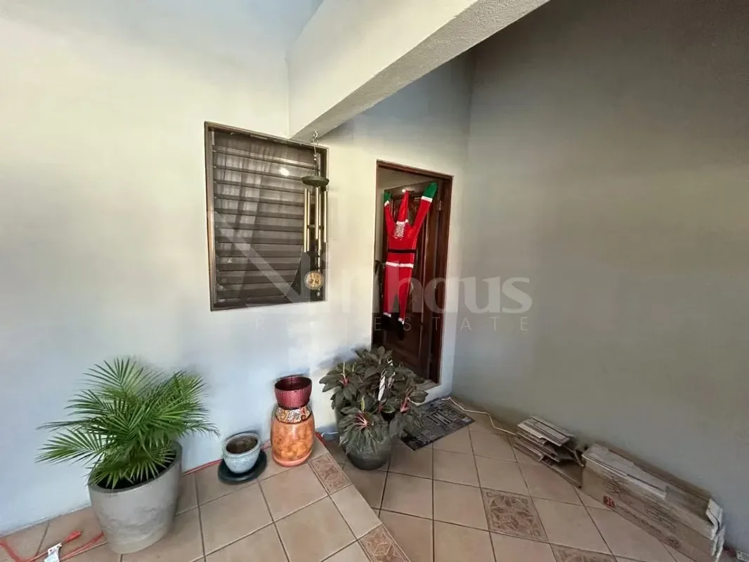 Hermosa casa de dos plantas ubicada en residencial muy cerca del Hospital México, en una zona muy tranquila y segura. La casa esta construída completamente en concreto y cuenta con ...