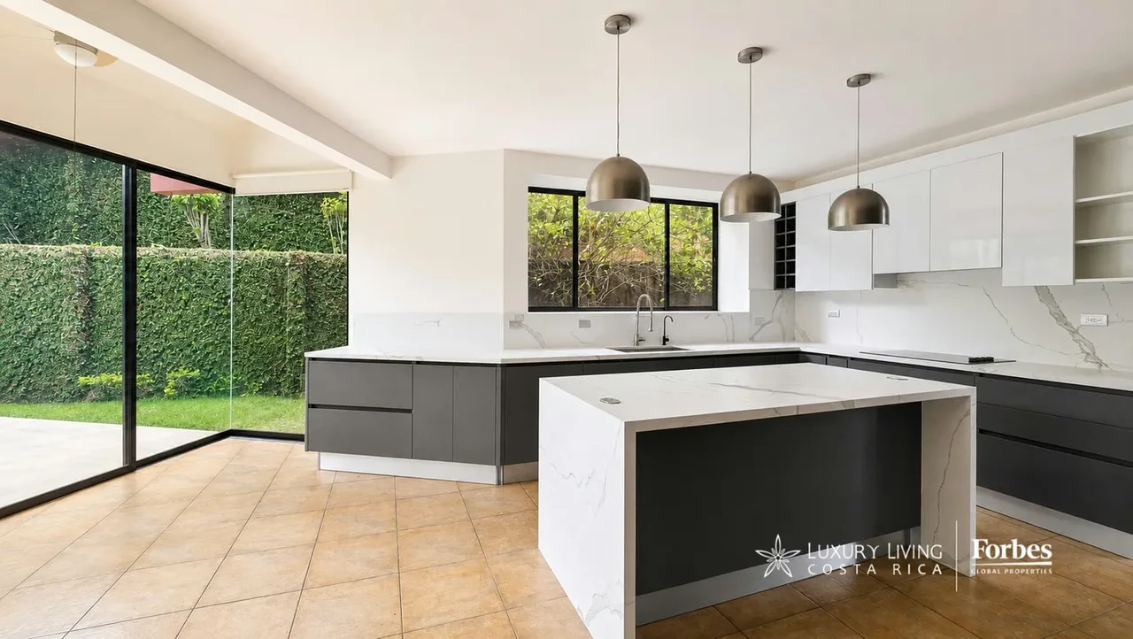 Four bedroom rental home with an office, garden, and terrace in Cerro Real