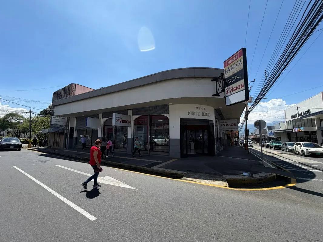 Al Lado de Tiendas Anclas como Opticas Visión / Koaf / Super Salón