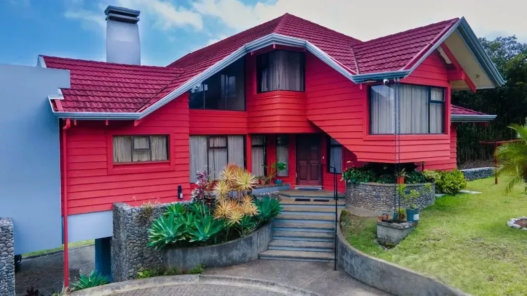 EXCLUSIVE CHALET-STYLE HOME FOR SALE IN VOLIO, SAN RAMÓN