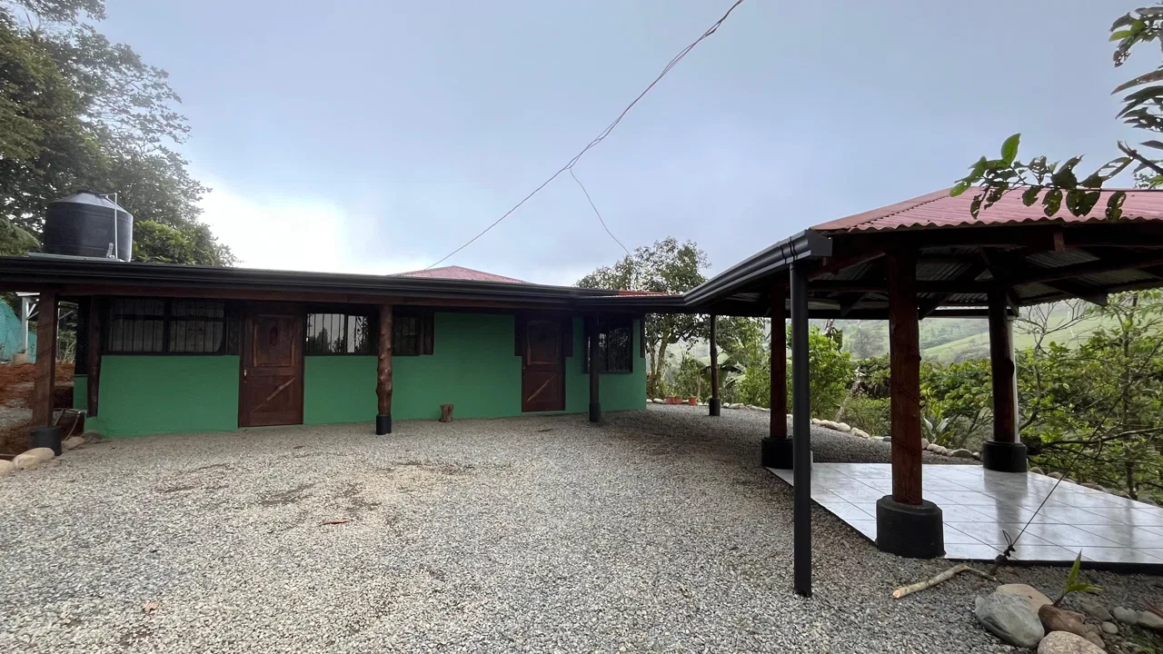 SE VENDE REFUGIO AUTOSOSTENIBLE CON NACIENTES DE AGUA Y VISTAS A LA MONTAÑA