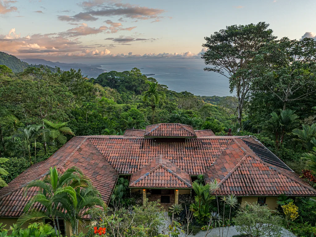 LUXURY HOME WITH OCEAN VIEWS AND GUEST HOUSE – 3.39 ACRES, photo 2