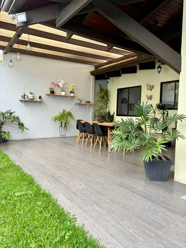 Si busca una casa amplia, independiente y de una sola planta, con espacios renovados y un excelente tamaño de terreno, esta propiedad puede ser para usted.