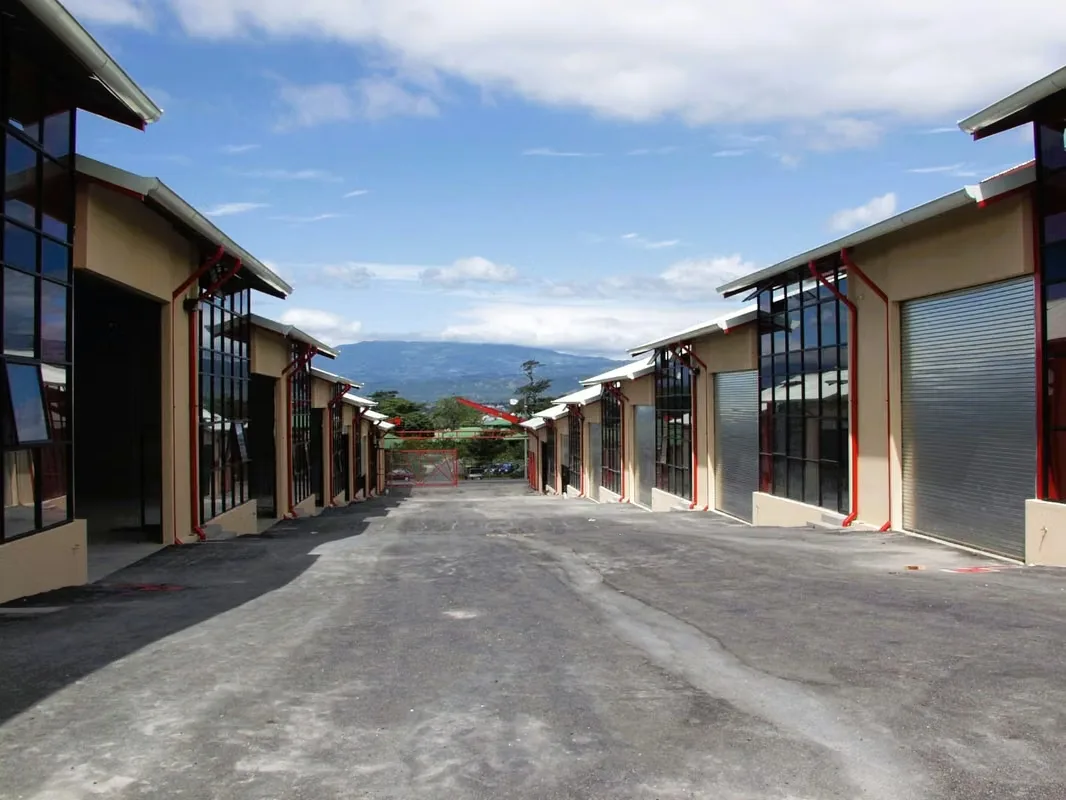Excellent location, * in front of the Blue Valley College *, with easy access to the main GAM routes.