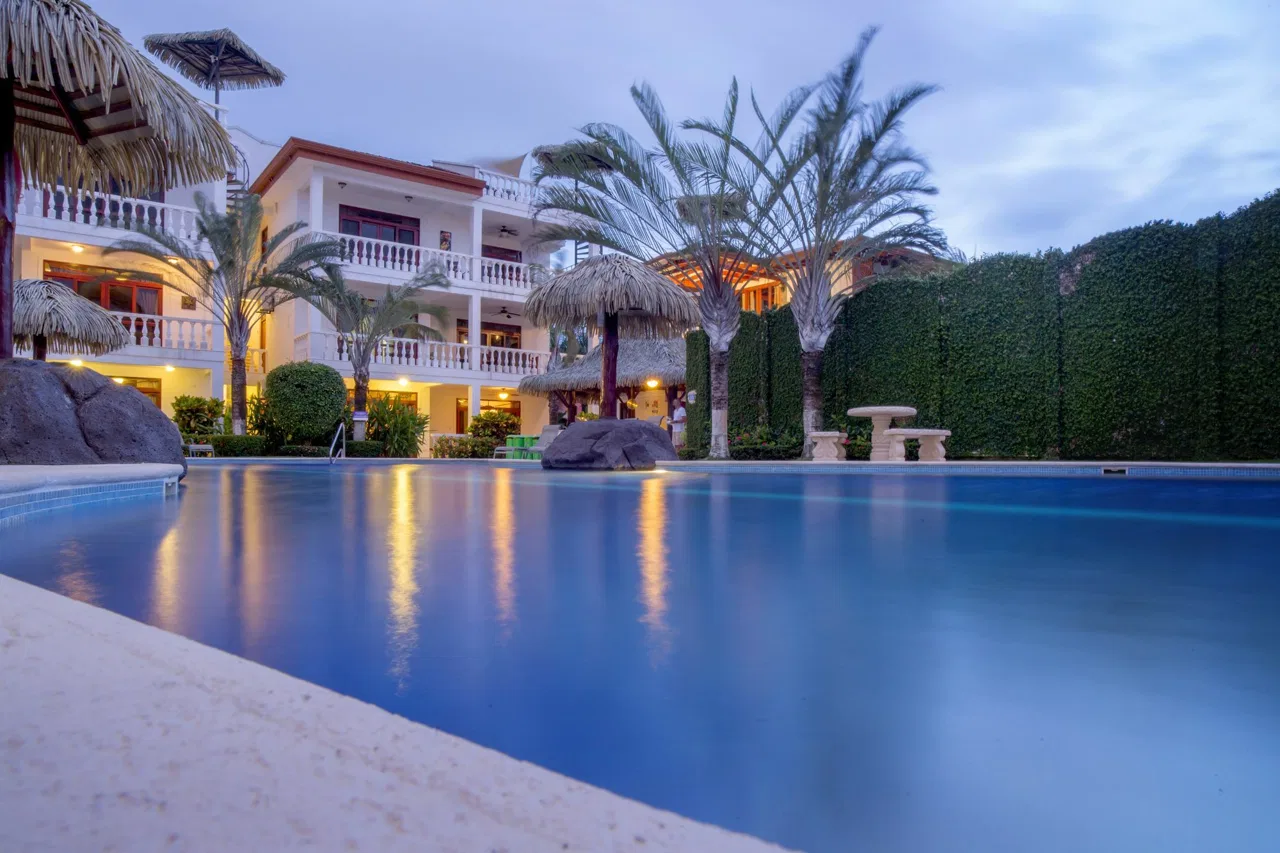 Paloma Blanca D1 Poolside Beach Condo
