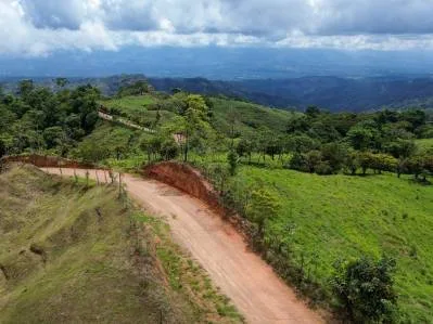 Terreno con vistas al océano, la montaña y la cascada., photo 10