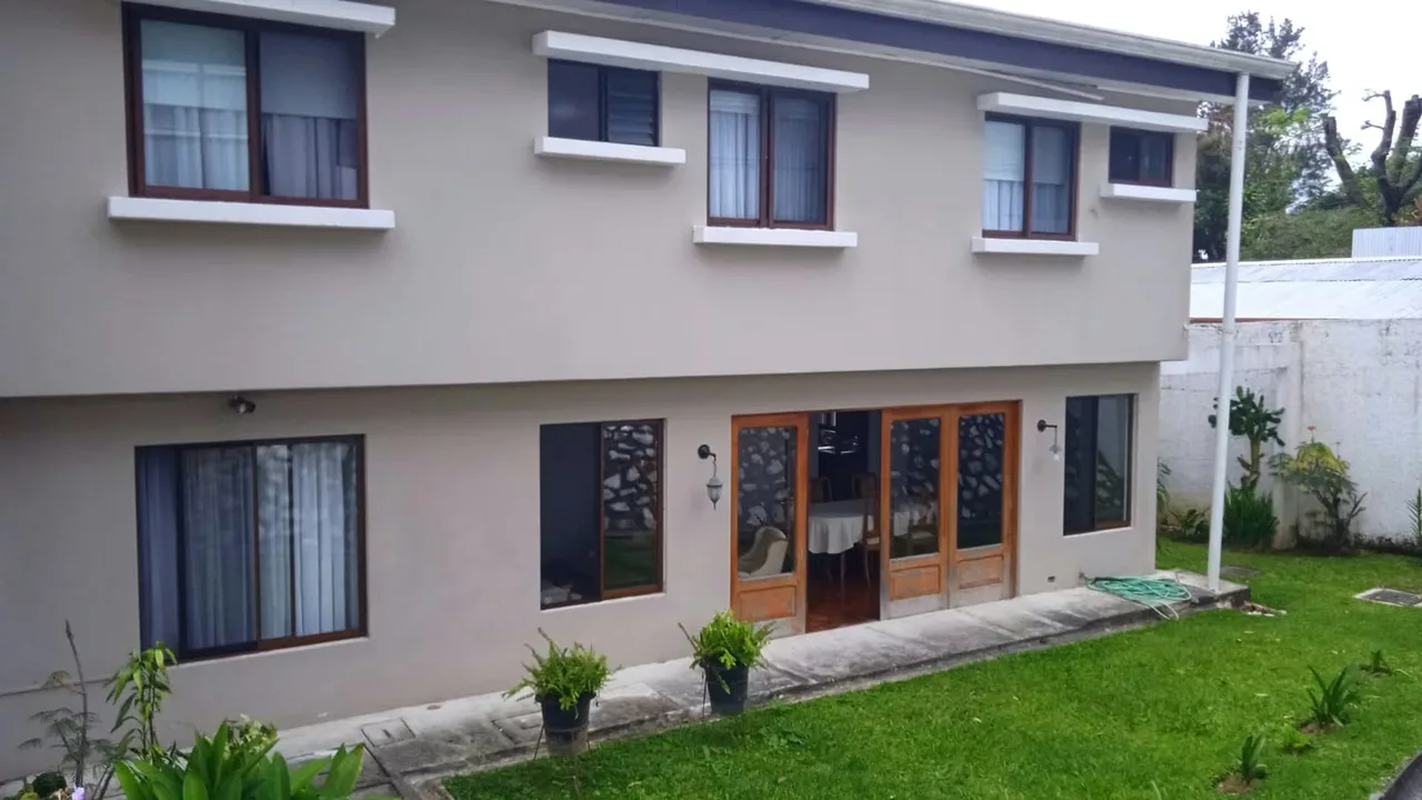Espaciosa, cómoda y con una ubicación privilegiada. Esta casa es perfecta para familias grandes o para quienes buscan espacio versátil para trabajar desde casa.