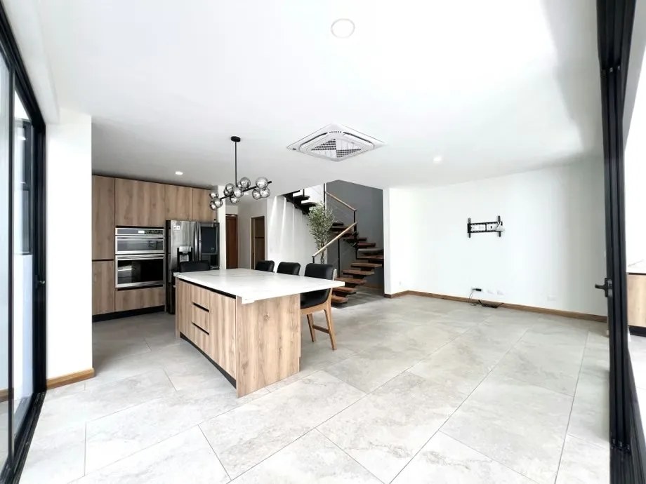 House for Rent in Santa Ana. Modern! 3 Bedrooms / 3 Parking Spaces. Appliances., photo 6