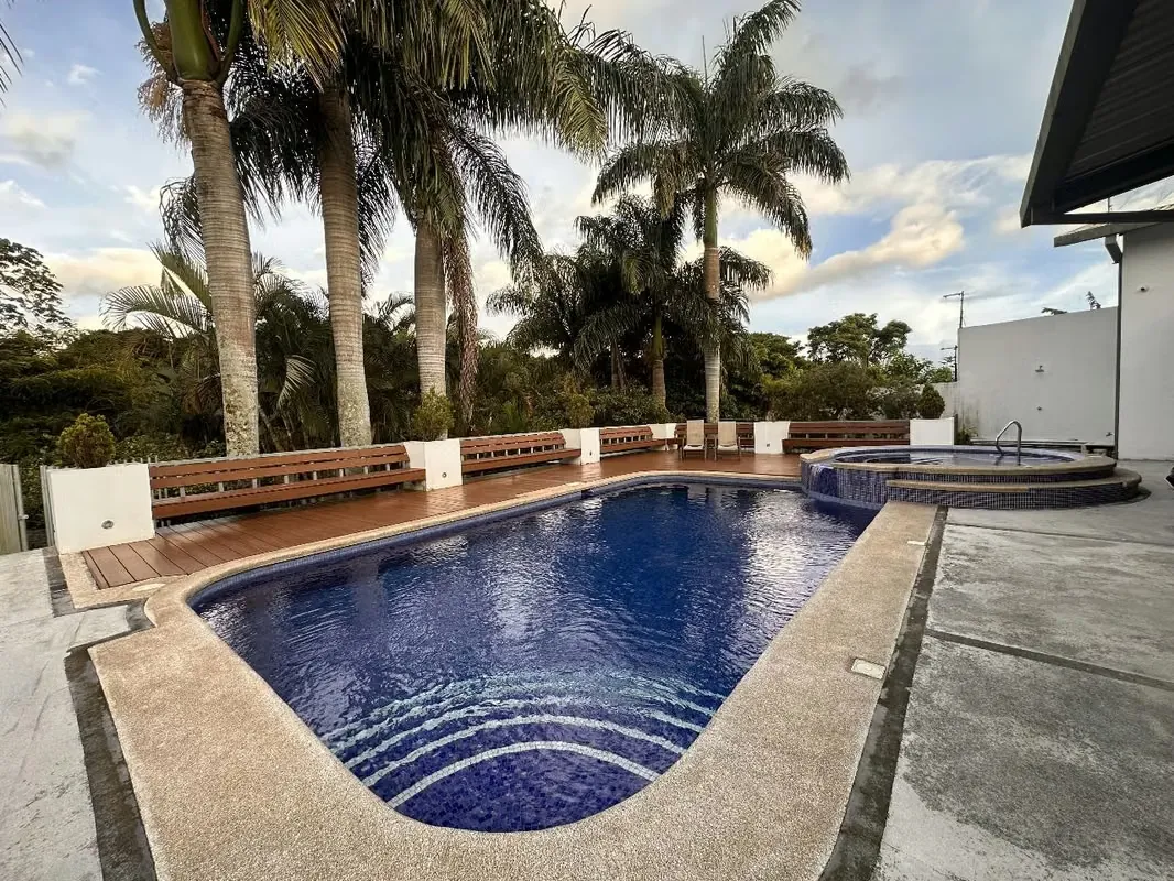 Se vende casa en condominio Sabanilla. Construcción aproximados: 205 m² Lote 230 m² Primera planta: Garaje 2 vehículos, Cocina con isla comedor, Sala, cuarto de lavado y sala de TV, ..., photo 4