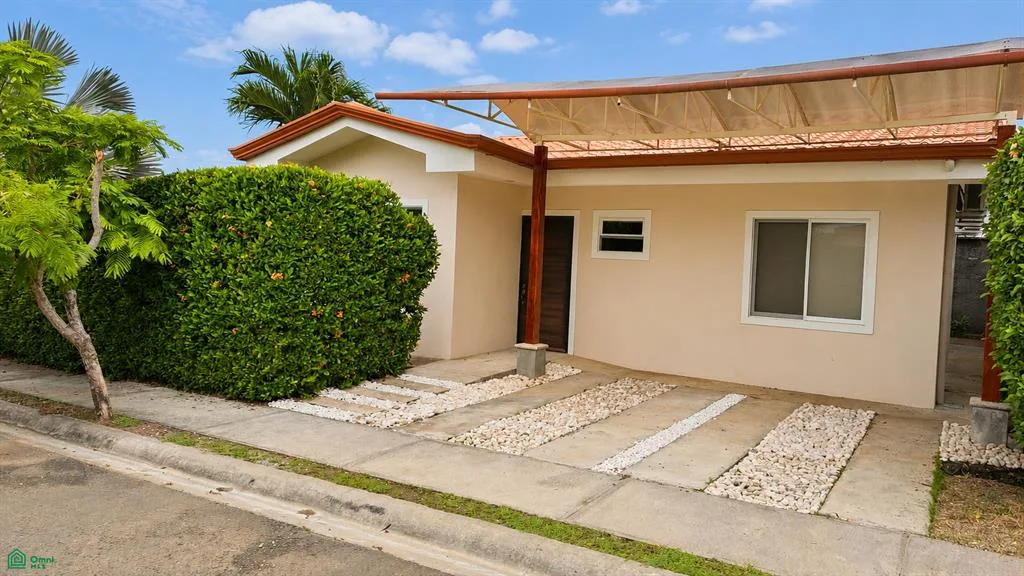 Moderna casa de 3 habitaciones en Jaco; con piscina privada y ubicada en una comunidad cerrada.