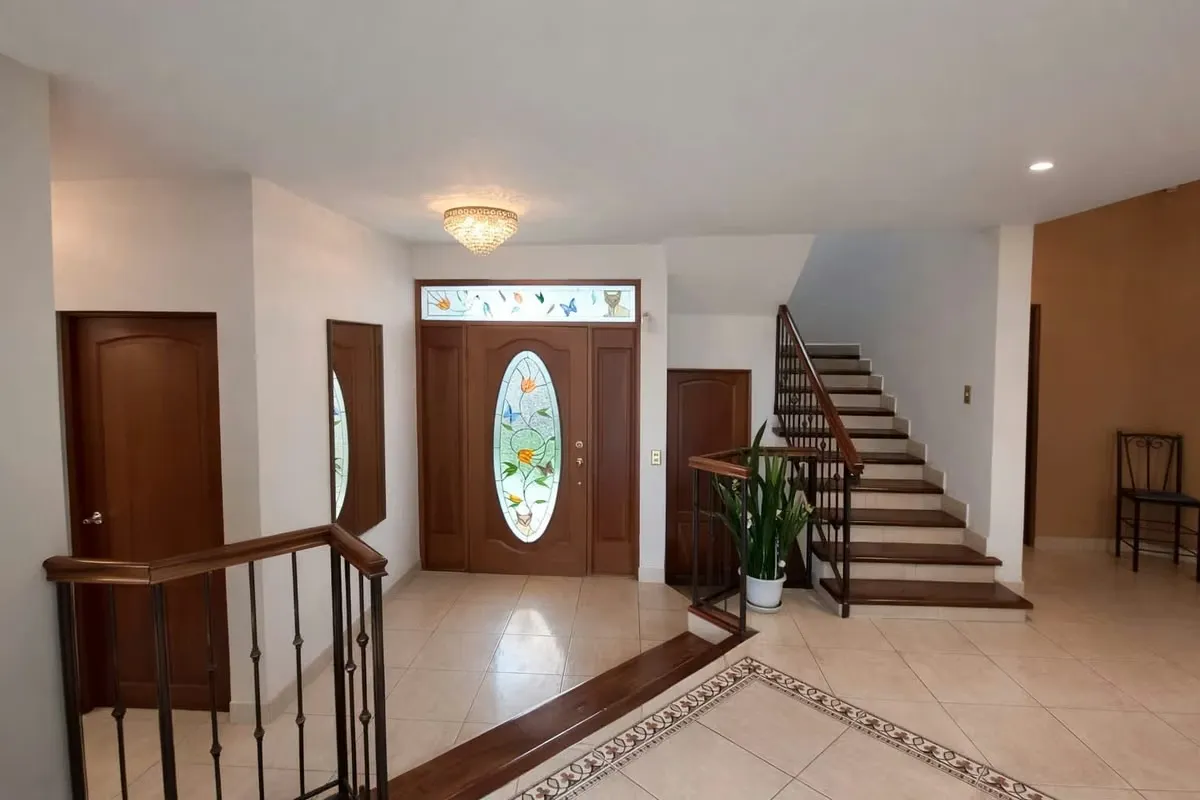 Descubra una elegante residencia ubicada en una de las zonas residenciales más consolidadas y solicitadas del cantón de Goicoechea., photo 3