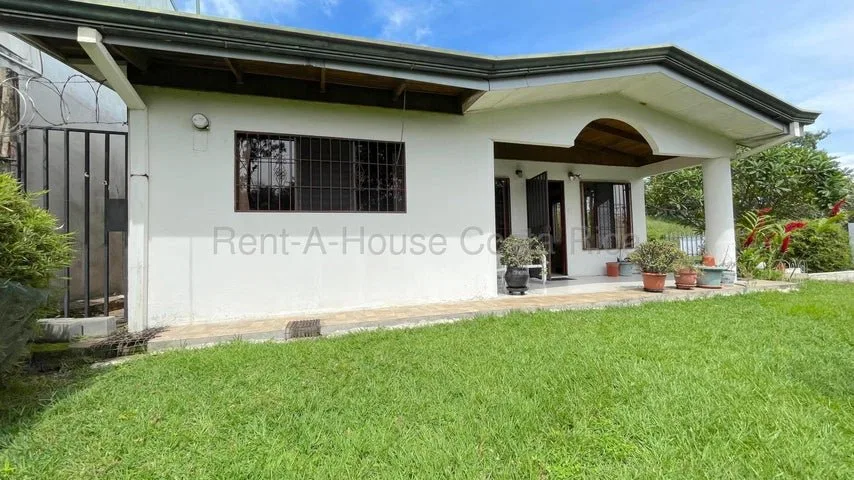 Venta de Casa Esquinera de una Planta en San Rafael de Escazú. RAH 27-632 - Venta en Escazú