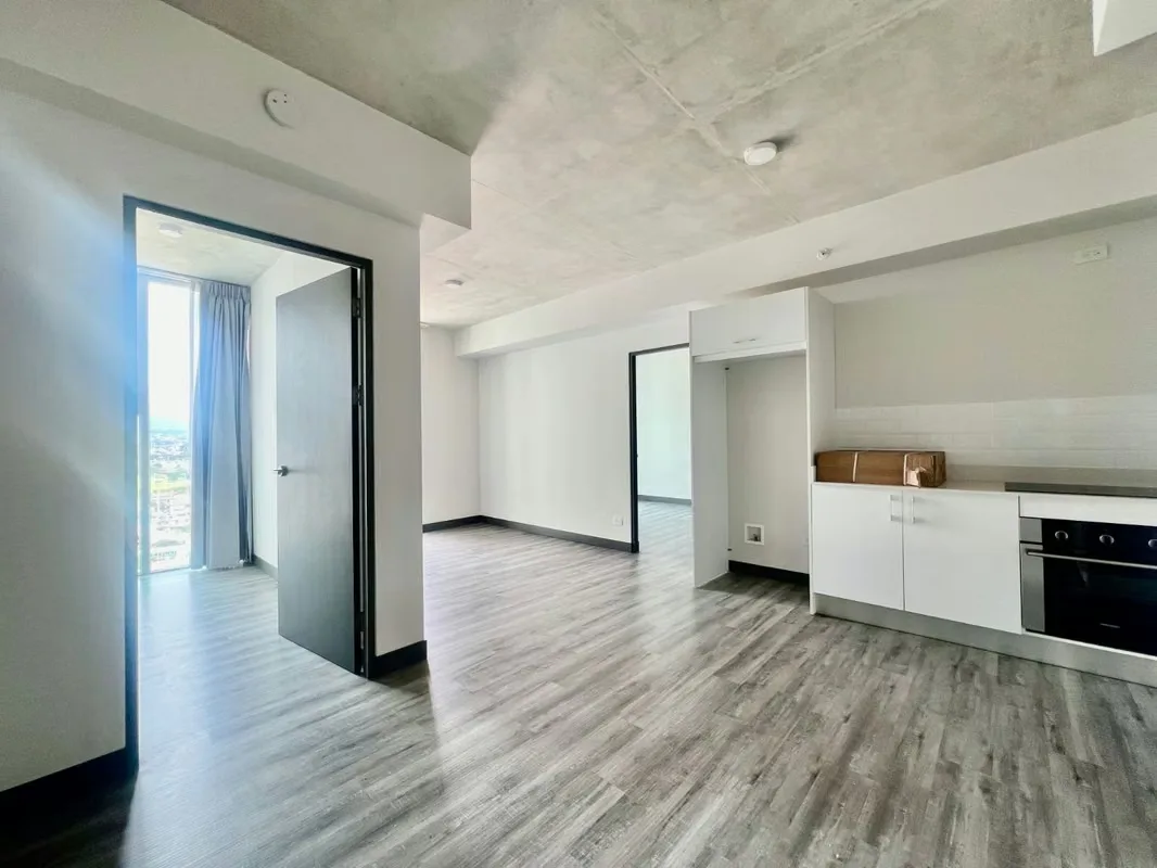 Apartamento con línea blanca de 2 habitaciones y 2 baños completos, con 1 espacio de parqueo.